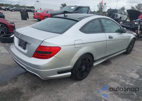 2015 Mercedes-Benz C 250 из США, поврежденный, VIN WDDGJ4HB7FG385443